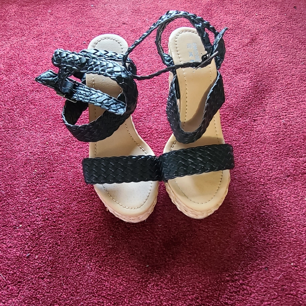 Woman's‎ Emergency Exit Wedge Sandal